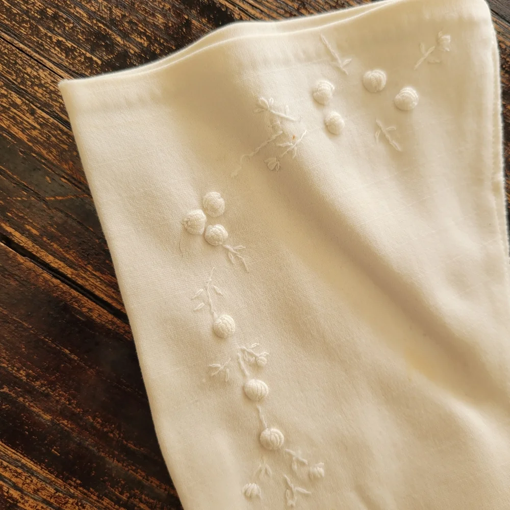 true Vintage 1940s Embroidered Gloves